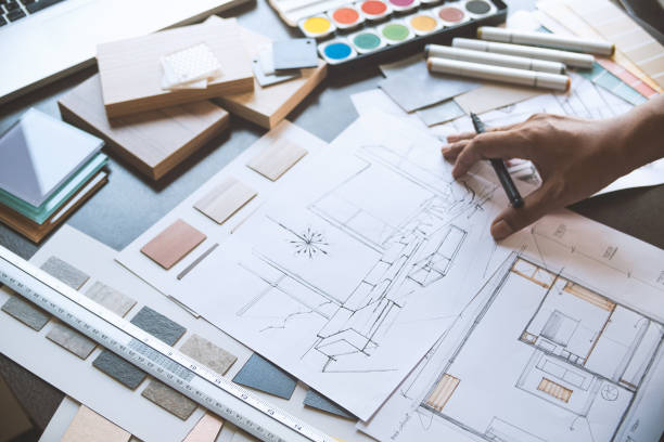 Architecte designer intérieur créatif travail dessin à la main croquis plan de sélection d'impression bleue matériel de couleur échantillons d'art outils Design Studio - Photo