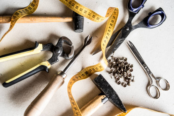 outils de rembourrage et outils dans l’atelier d’artisanat - tapissier photos et images de collection